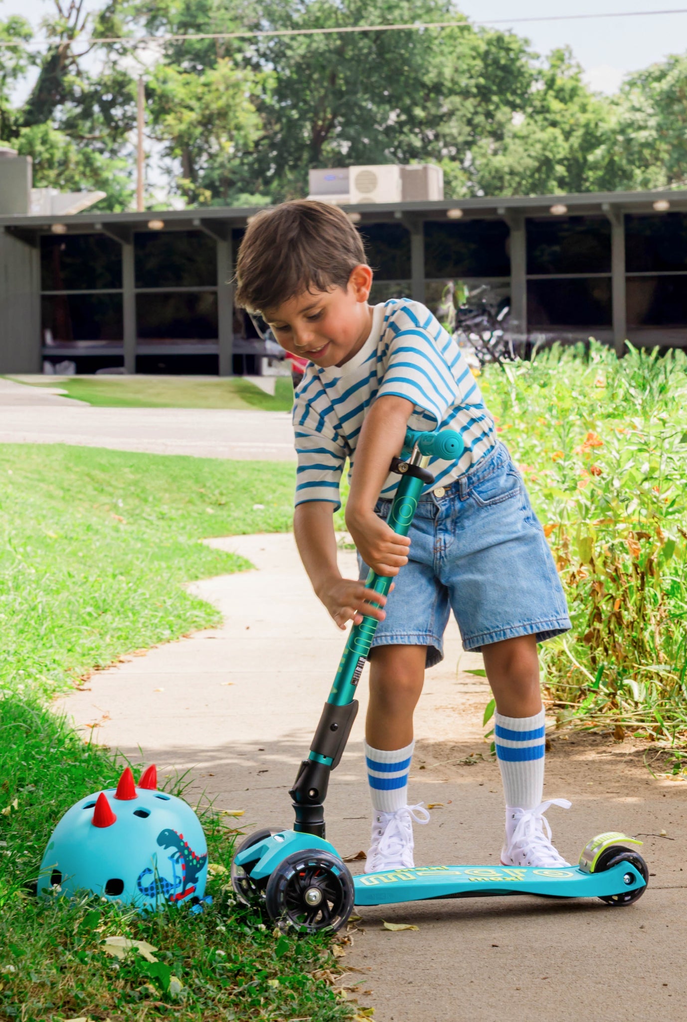Micro Maxi Foldable LED Scooter